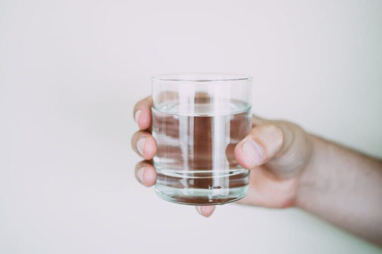 하루 권장 수분 섭취량 계산: 하루에 몇 잔의 물을 마셔야 할까?